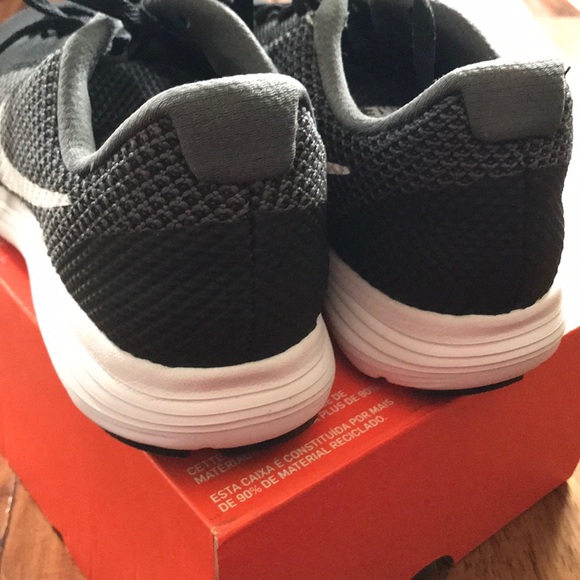 Nike Mens 7.5 Black & Dark Grey Revolution-3 —Last pair! - Picture 7 of 8